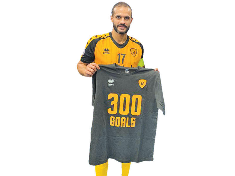 لاعب منتخبنا الوطني ونادي القادسية لكرة القدم بدر المطوع 