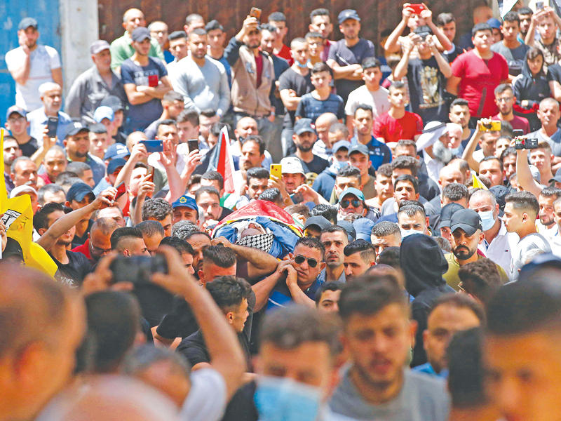 تشييع فلسطيني قتل برصاص الاحتلال قرب مدينة الخليل أمس (أ ف ب)