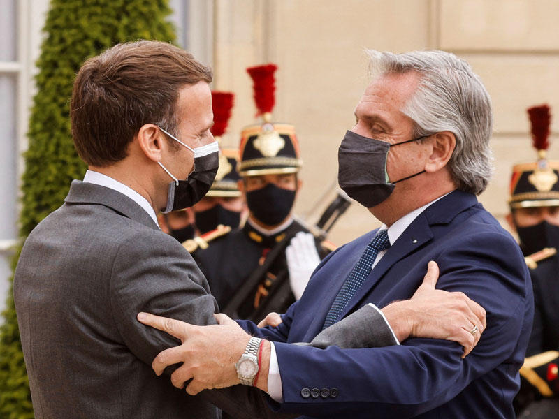 ماكرون مستقبلاً رئيس الأرجنتين ألبرتو فرنانديز في الإليزيه أمس (أ ف ب)