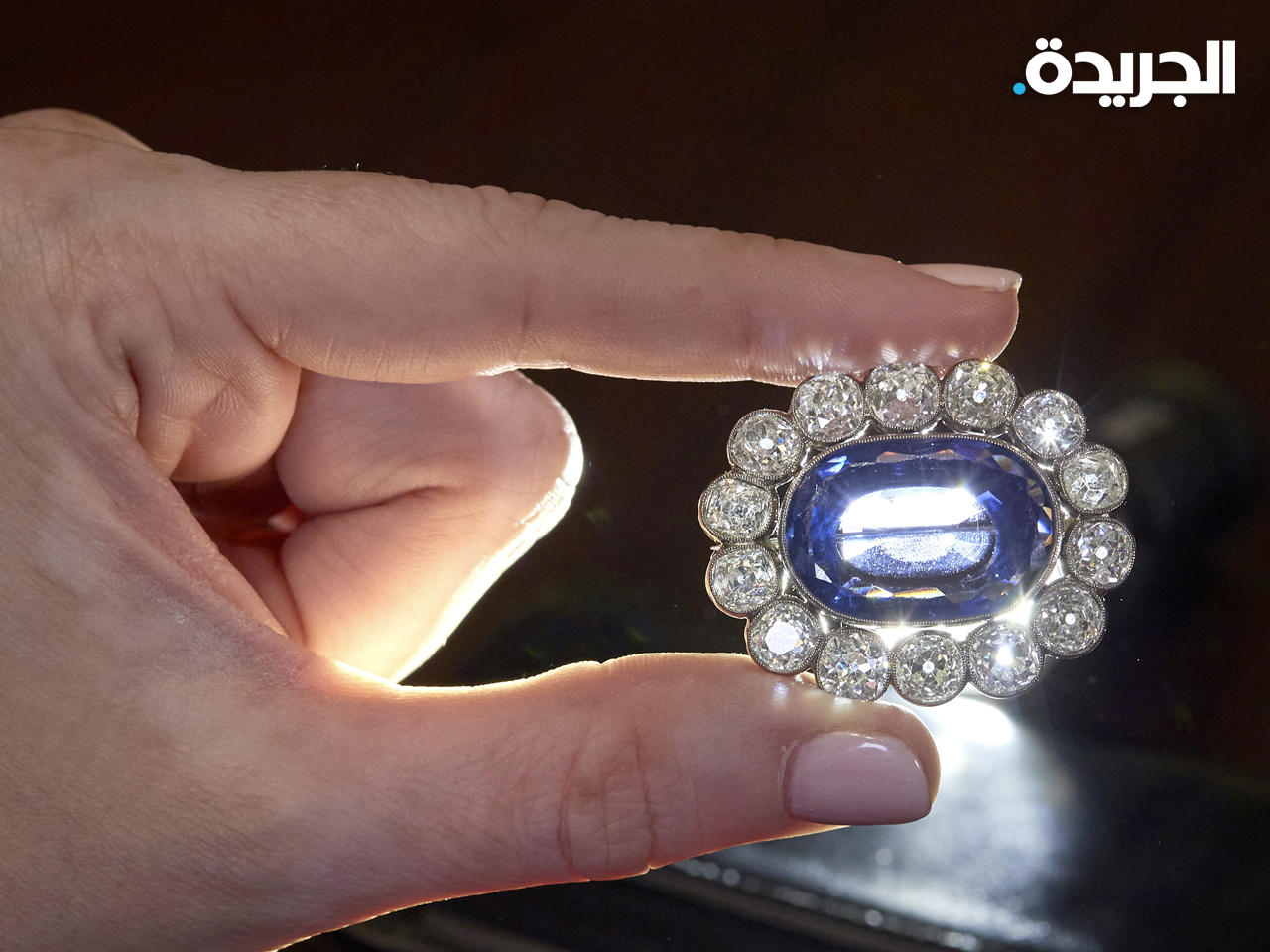 حلي مزخرفة بالياقوت الأزرق والماس
