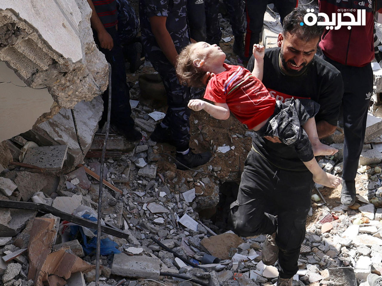 انتشال جثث الأطفال من تحت ركام المبان المدمرة جراء القصف الإسرائيلي