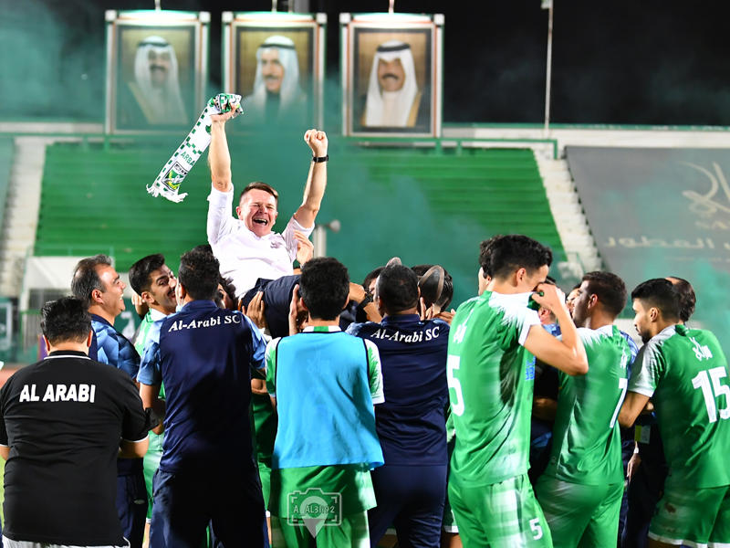 أنتي ميشا محمولاً على الأكتاف