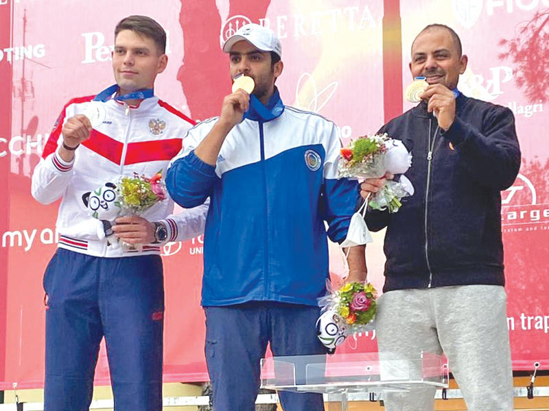  لاعب منتخب الكويت للرماية طلال الطرقي على منصة التتويج