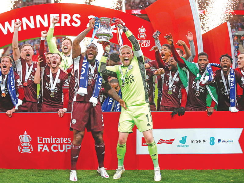 تتويج لاعبي ليستر سيتي بكأس البطولة