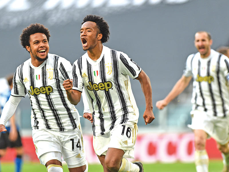 لاعبو يوفنتوس يحتفلون بتسجيل الهدف الثالث 