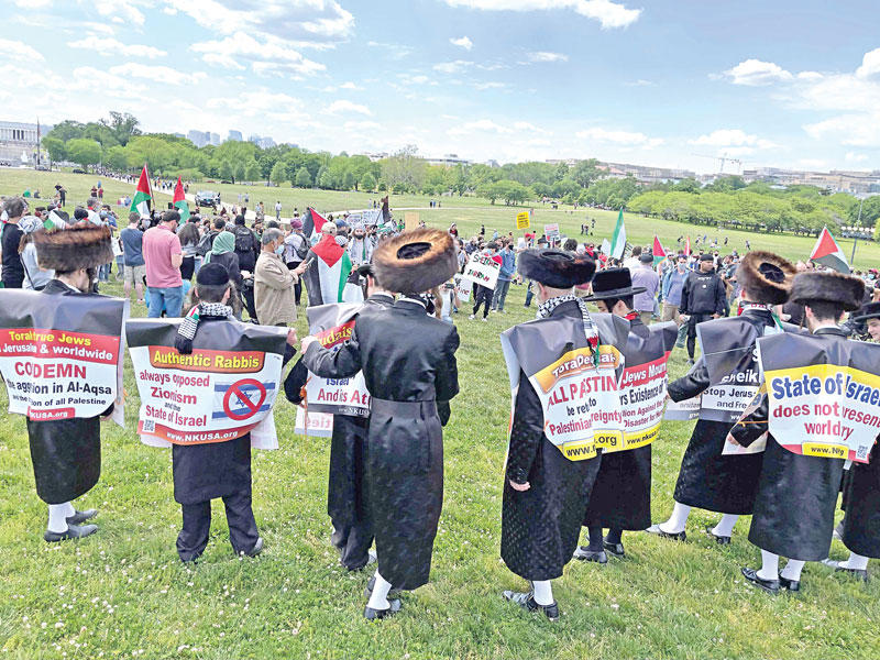 يهود معارضون للعملية العسكرية الإسرائيلية في غزة يتظاهرون في واشنطن أمس الأول (أ ف ب)