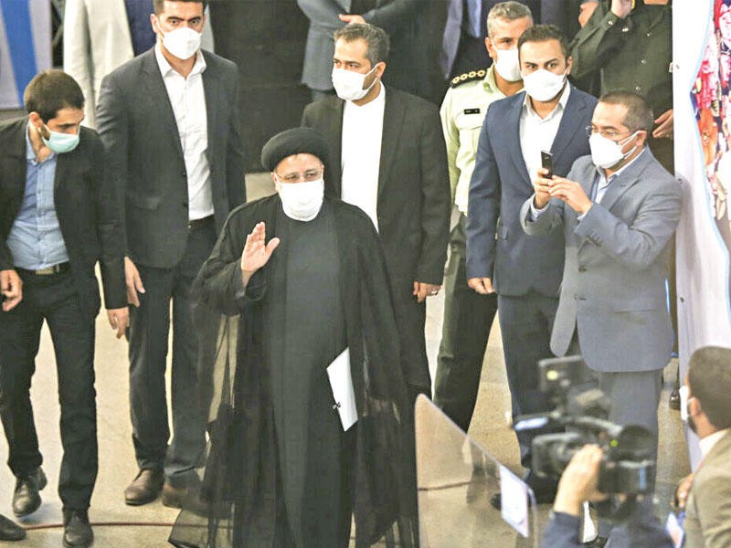 رئيسي عقب تسليم طلب ترشحه للانتخابات بمقر وزارة الداخلية في طهران أمس الأول (إرنا)