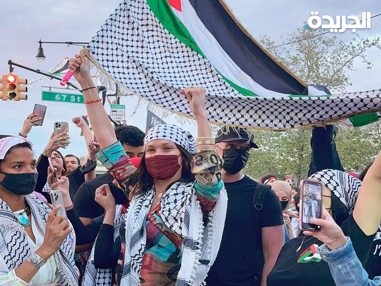 بيلا حديد.. بالعلم الفلسطيني