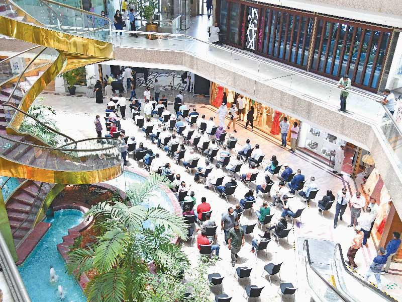 مشاركون في حملة التطعيم بأحد مجمعات السالمية أمس