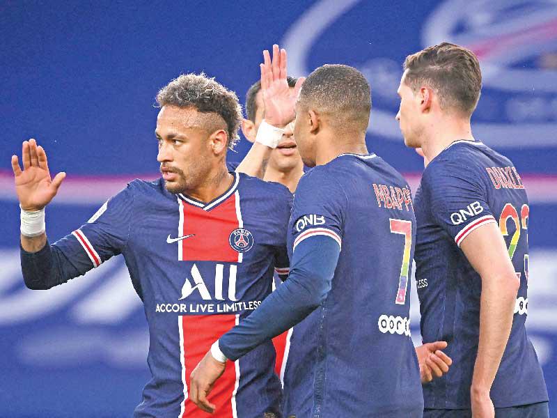 جانب من احتفال لاعبي باريس سان جرمان بالفوز 