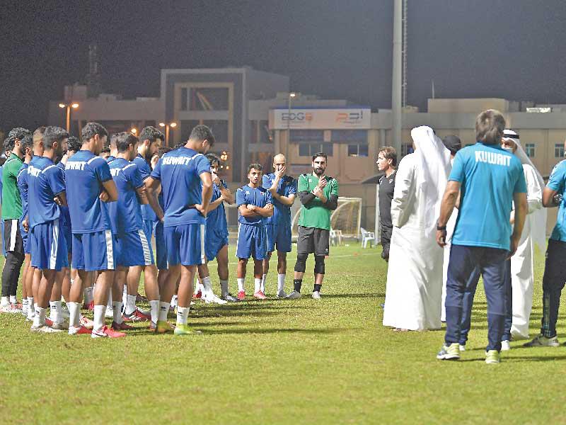 خالد الشمري يوجه اللاعبين في تدريب سابق 