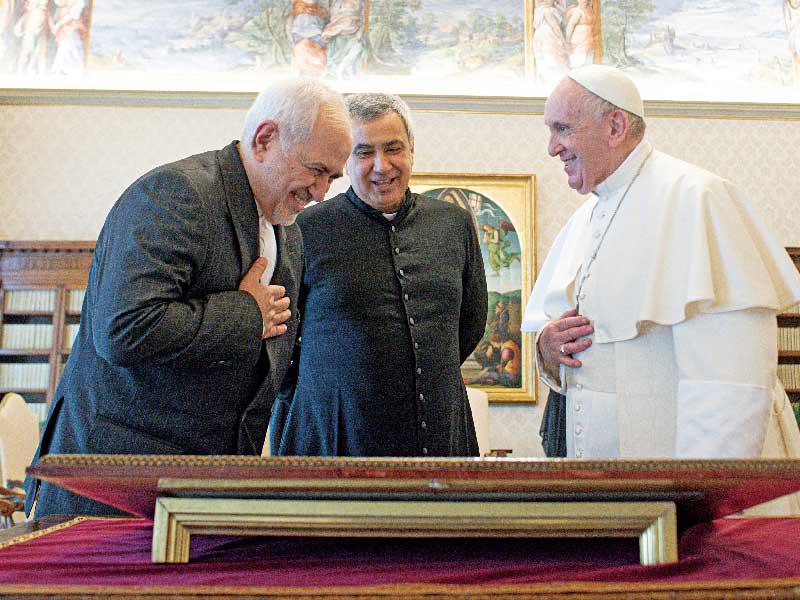 البابا فرنسيس مستقبلاً وزير الخارجية الحالي محمد جواد ظريف أمس في الفاتيكان (رويترز)