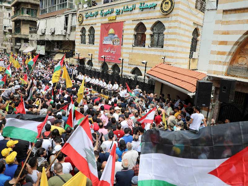 أشخاص يرفعون الأعلام خلال مظاهرة للتعبير عن التضامن مع الشعب الفلسطيني ، في بيروت ، لبنان 