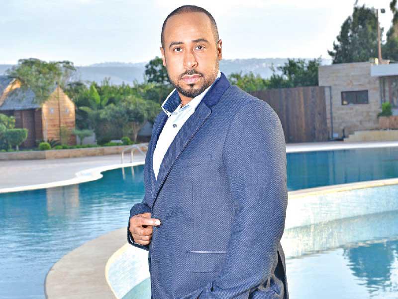 الفنان والمطرب يوسف العماني