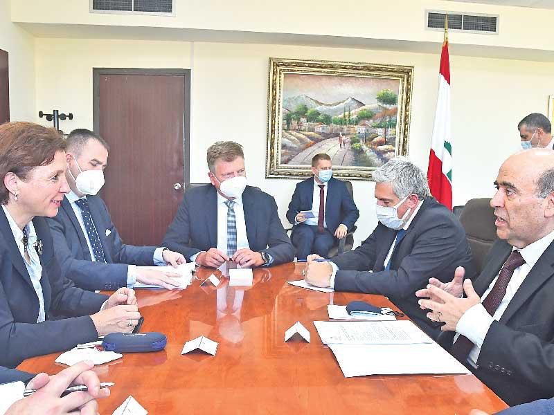  وزير الخارجية اللبناني شربل وهبة (إلى اليمين) مستقبلاً وزيرة الدولة السلوفاكية إينغريد بروتسكوفا والوفد المرافق في مقر «الخارجية» ببيروت أمس الأول          (دالاتي ونهرا)