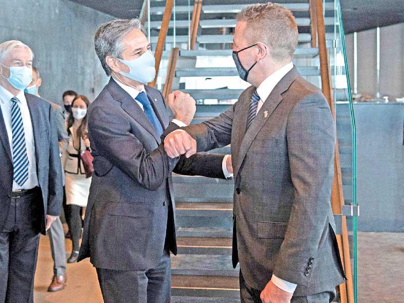 وزير الخارجية الأميركي أنتوني بلينكن مصافحاً نظيره الأيسلندي غودلوغور ثوردارسون في ريكيافيك أمس         (رويترز)