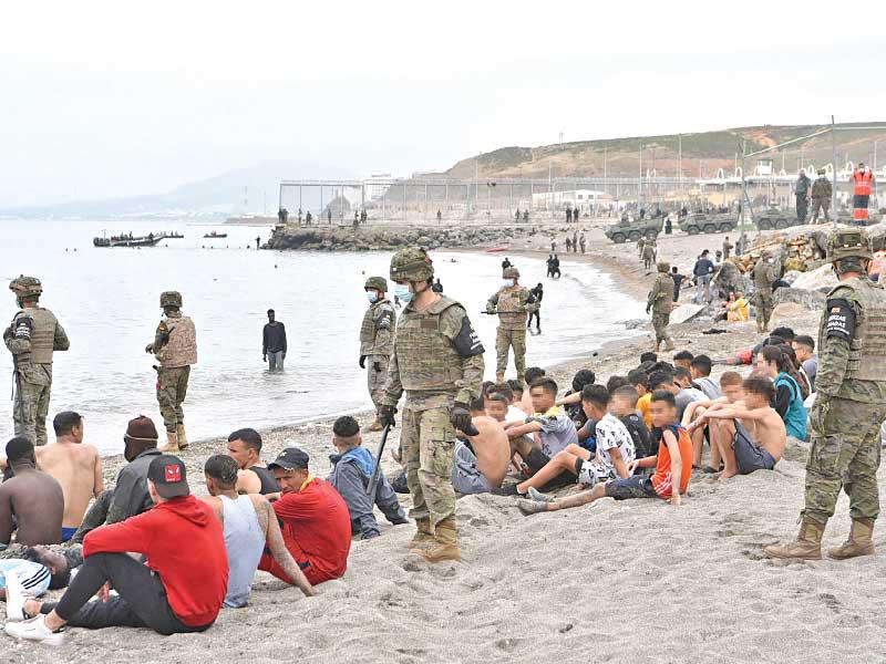 المهاجرين المغاربة يتدفّقون إلى سبتة ومليلية  