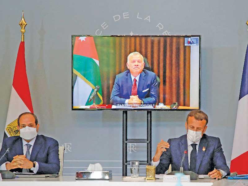 الرئيس الفرنسي إيمانويل ماكرون والرئيس المصري عبدالفتاح السيسي  في باريس خلال اجتماع افتراضي مع العاهل الأردني الملك عبدالله الثاني (أ ف ب)