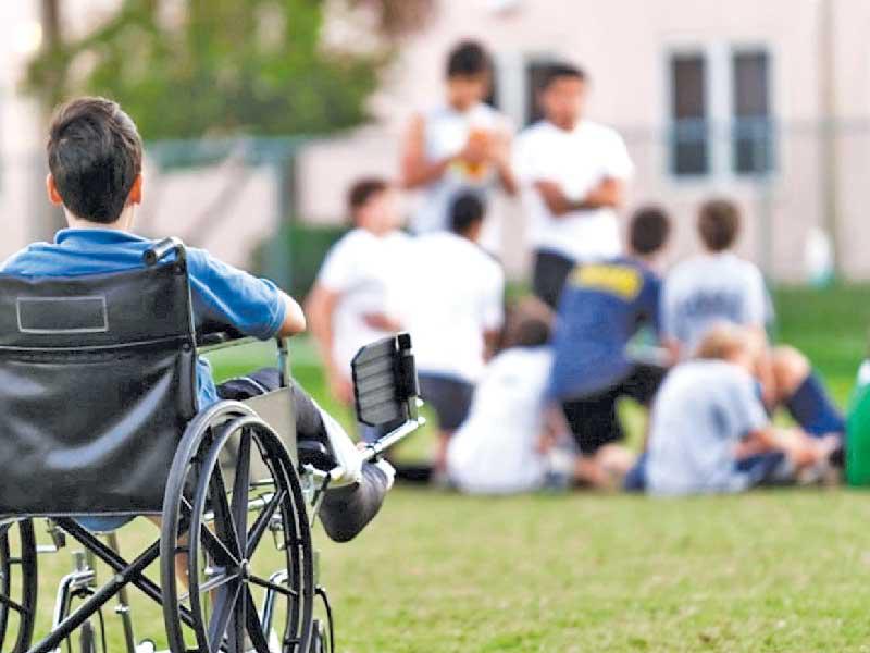 طفل على كرسي متحرك