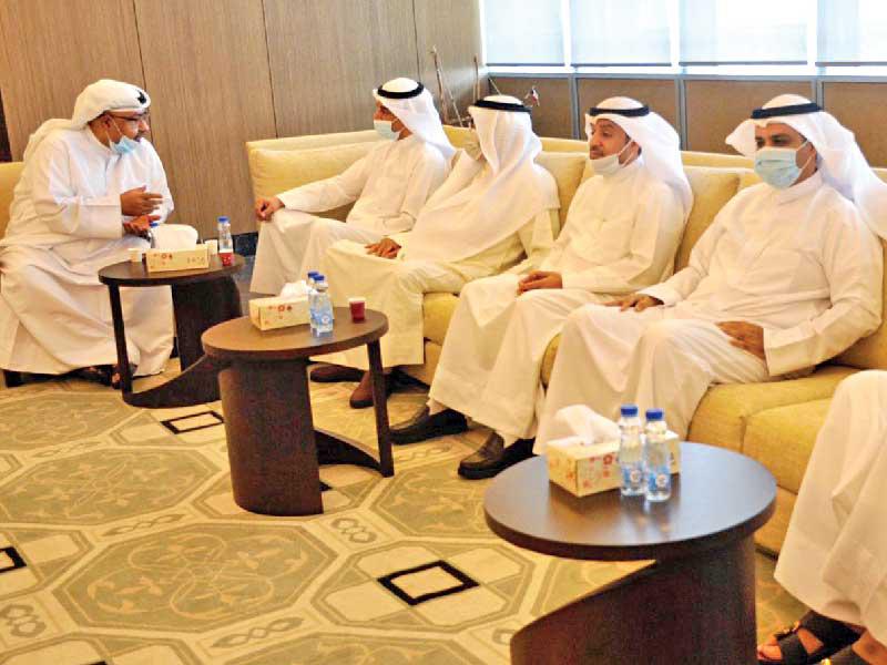  وكيل وزارة التربية د. علي اليعقوب مستقبلا المهنئين 