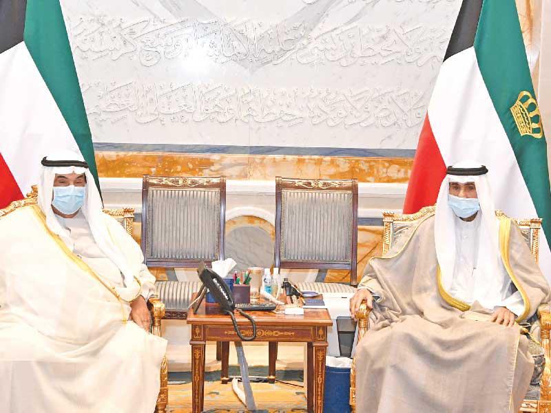 صاحب السمو أمير البلاد الشيخ نواف الأحمد مستقبلاً سمو الشيخ ناصر المحمد أمس