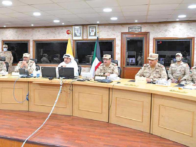 وزير الدفاع الشيخ حمد جابر العلي الصباح محاطاً بالقيادات العسكرية خلال الاتصال أمس