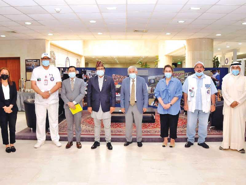 رئيس مجلس إدارة جمعية الهلال الأحمر الدكتور هلال الساير ومسؤولو الهلال الأحمر لدى استقبال سفير النيبال أمس