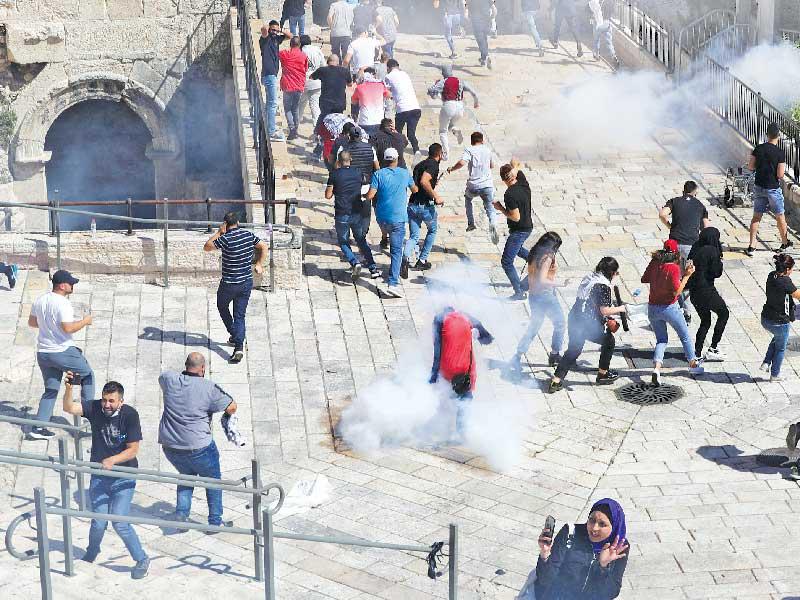 متظاهرون فلسطينيون يتعرضون لاعتداءات من الشرطة الإسرائيلية خلال تظاهرة في القدس القديمة أمس (أ ف ب)