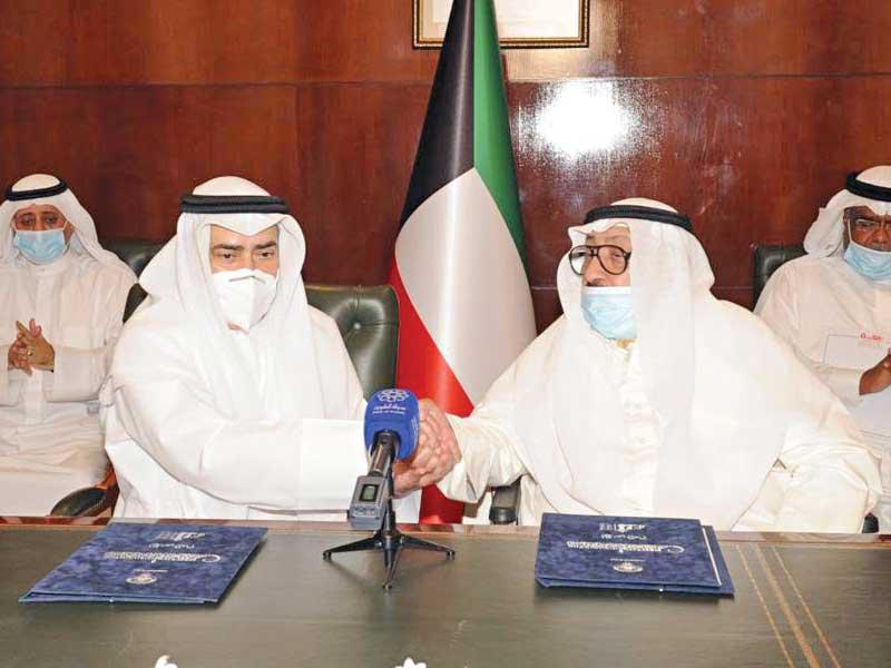 المفرج والعبدالجليل أثناء توقيع الاتفاقية