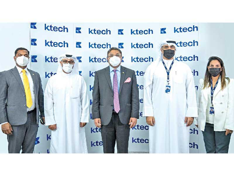 السفير الهندي متوسطاً أسرة الكلية 