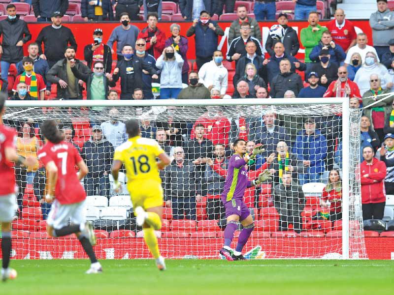كافاني نجم مان يونايتد يسجل هدفه في مرمى فولهام