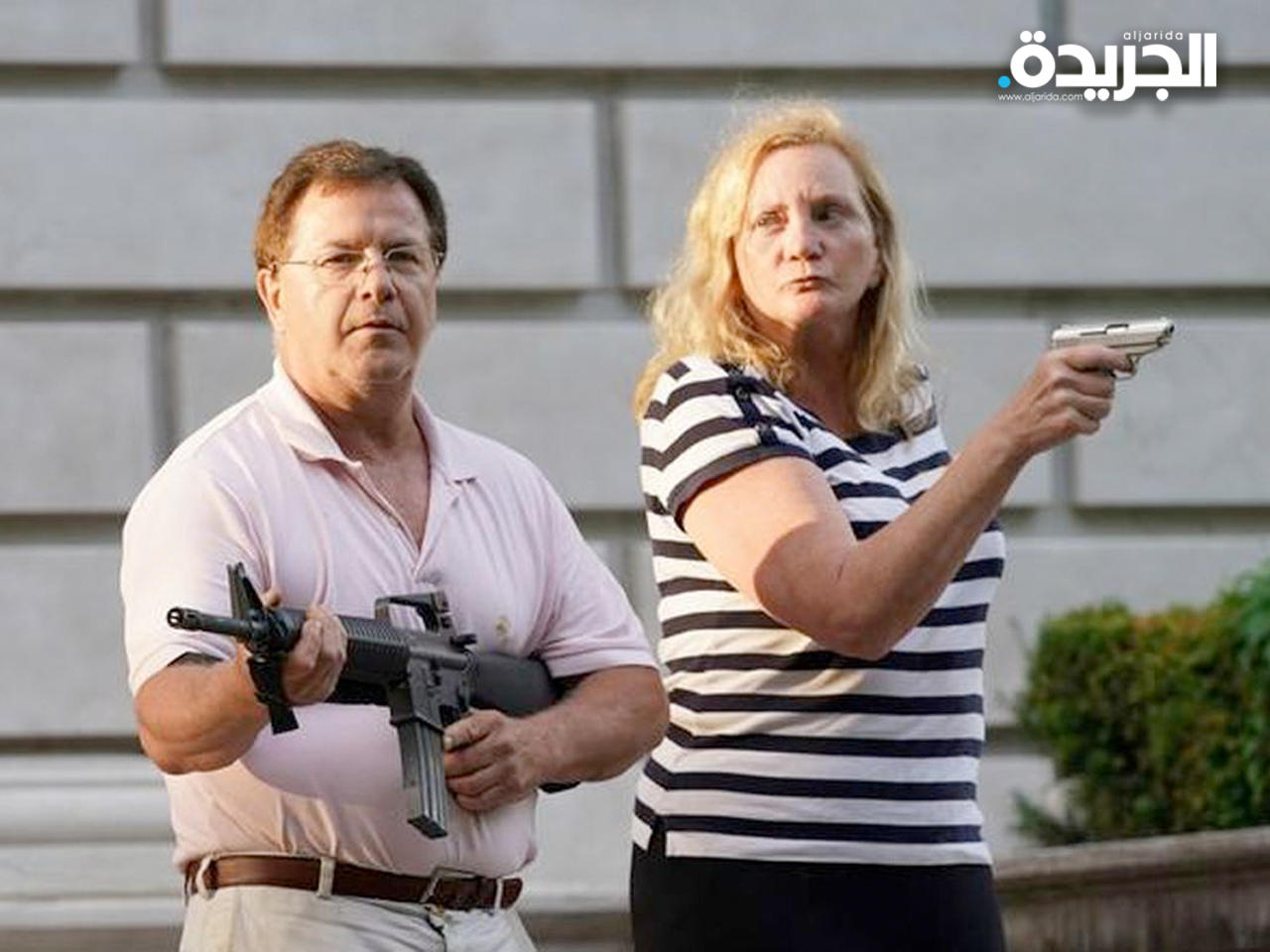 مارك مكلوسكي وزوجته باتريشيا شاهرين سلاحيهما