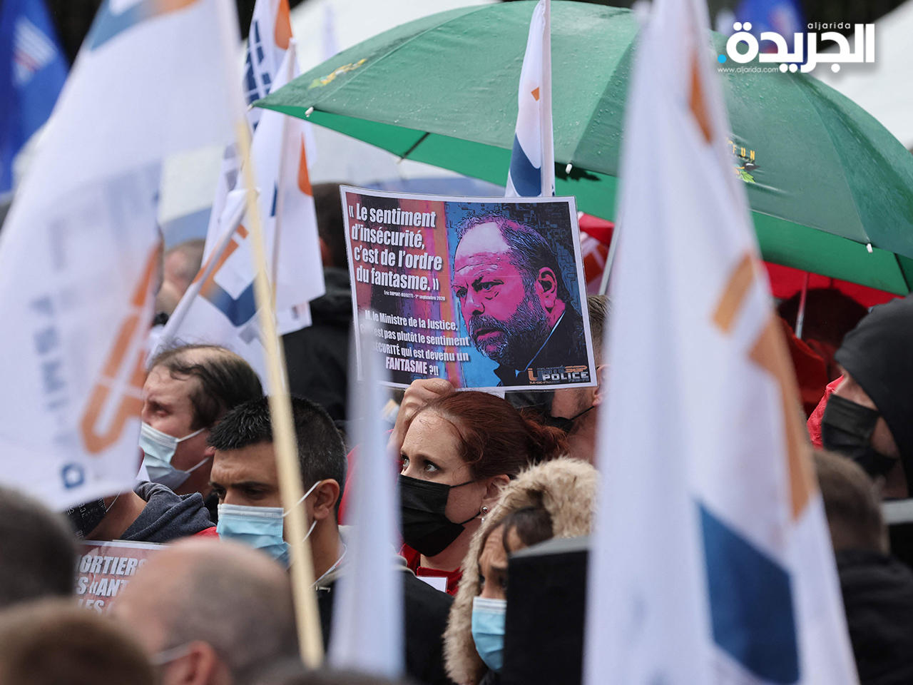 رجال الشرطة يحتجون في باريس بعد وفاة ضابط