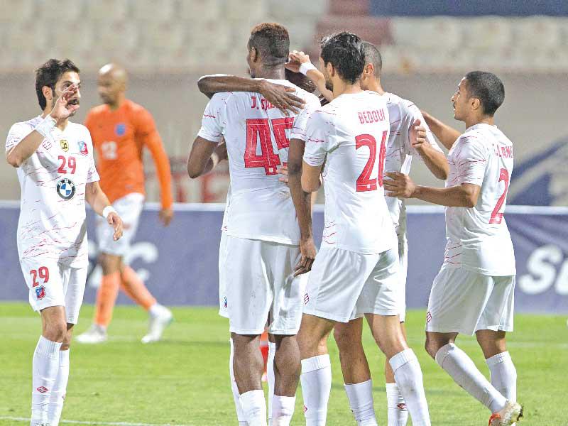 لاعبو الكويت في إحدى جولات الدوري المحلي