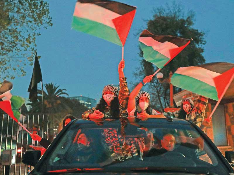 تظاهرة سيارة مؤيدة للفلسطينيين في سانتياغو عاصمة تشيلي أمس الأول (رويترز)