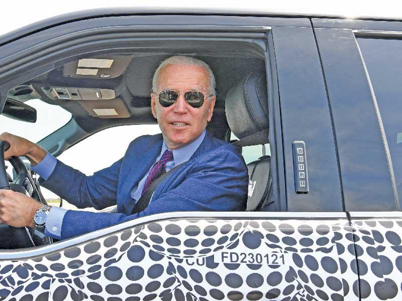 الرئيس الأميركي جو بايدن يقود شاحنة فورد           (أ ف ب)