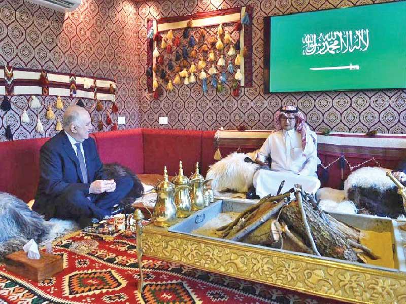 سفير السعودية في بيروت وليد بخاري مستقبلاً وزير الداخلية اللبناني في خيمة ملحقة بمنزله في اليرزة أمس 