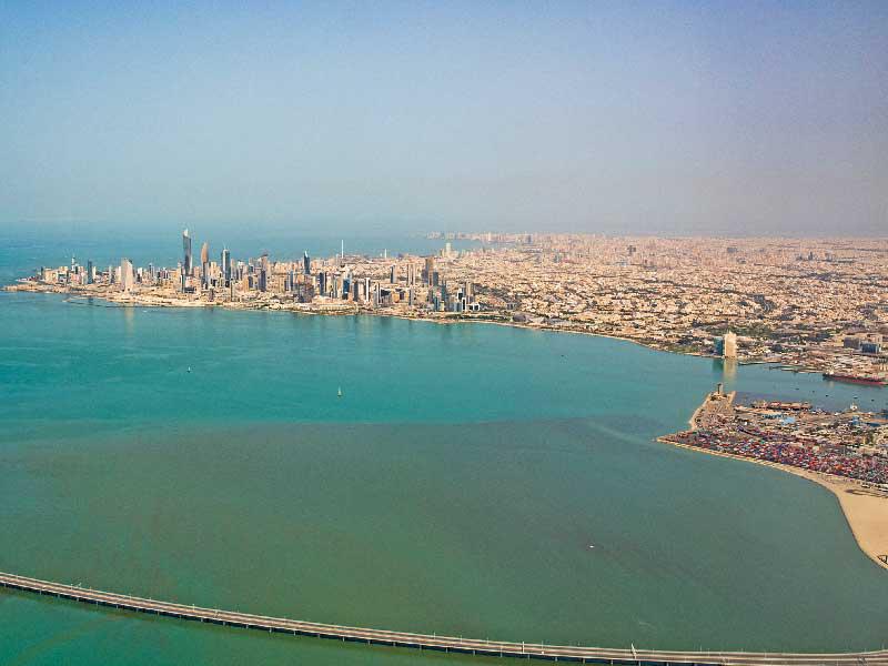 ظاهرة المد الأحمر في جون الكويت     (تصوير: عبدالمجيد الشطي)