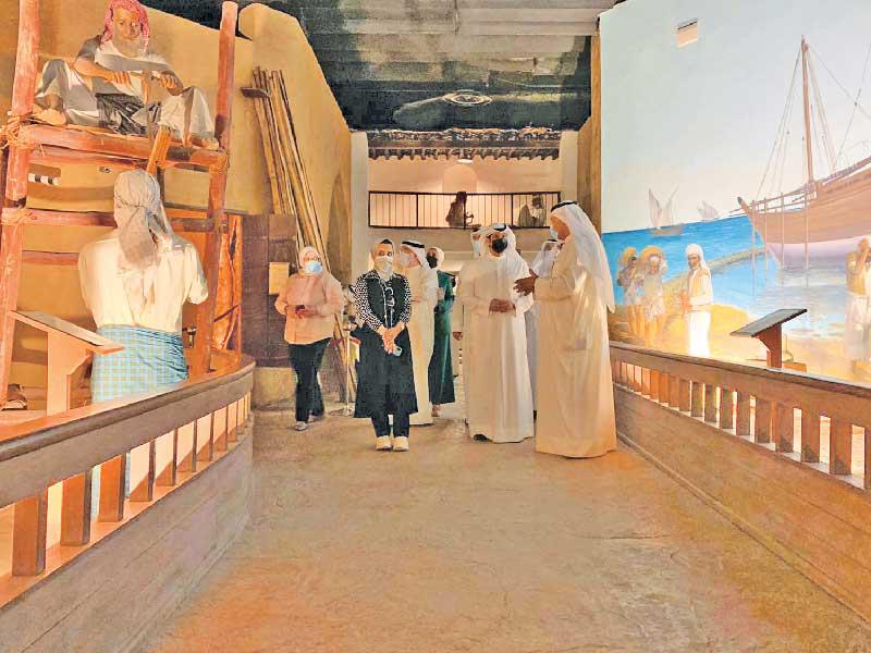  وزير الإعلام والثقافة وزير الدولة لشؤون الشباب عبدالرحمن المطيري  خلال جولته في المتحف أمس