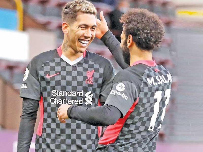 صلاح وفيرمينو يحتفلان بالهدف الأول في بيرنلي