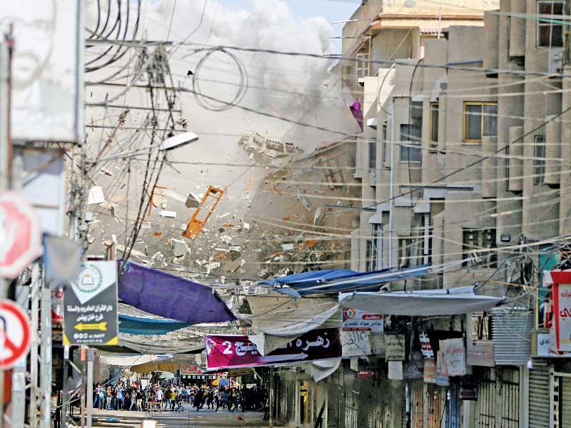 غارة إسرائيلية على خان يونس شمال غزة أمس (رويترز)