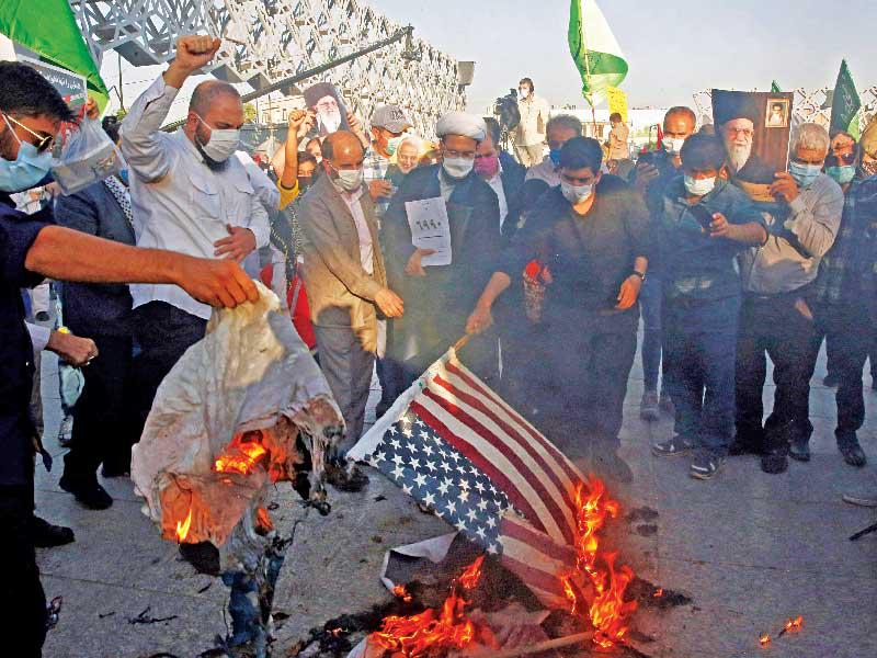 إيرانيون خلال مسيرة منددة بالهجوم على غزة في طهران أمس الأول  (أ ف ب)      