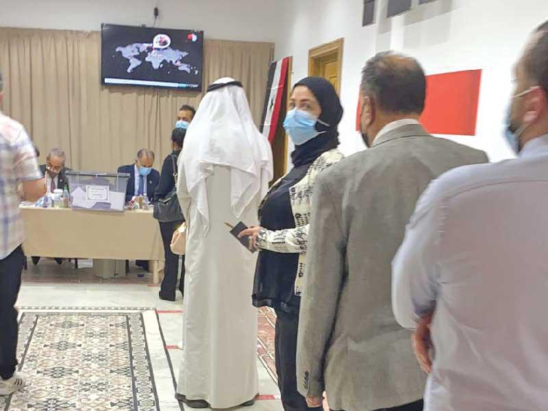 جانب من عملية الاقتراع في السفارة السورية بالكويت أمس