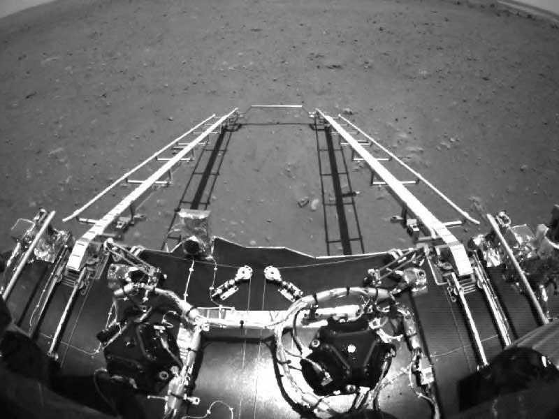 صور ذاتية للروبوت الصيني على سطح المريخ