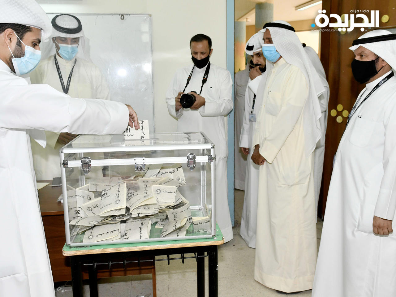 وزير العدل عبدالله الرومي يتابع عملية الإقتراع في إحدى اللجان