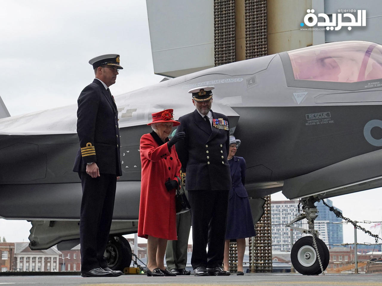 الملكة إليزابيث تتفقد حاملة الطائرات «إتش.إم.إس كوين إليزابيث»