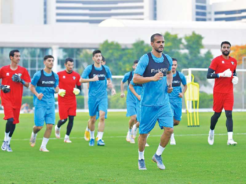 لاعبو الأزرق خلال التدريب الأخير في دبي