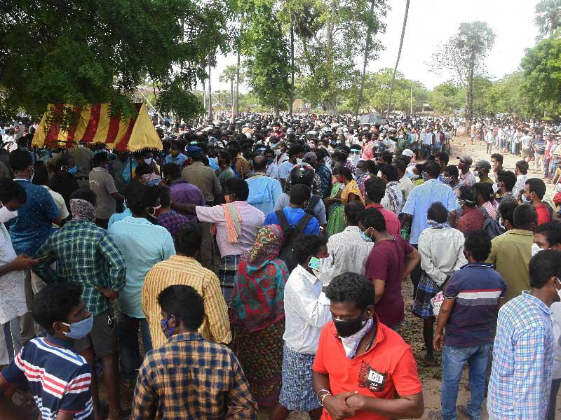 هنود متجمّعون خارج مركز صحّي في قرية كريشناباتنام للحصول على التطعيم  (ا ف ب)