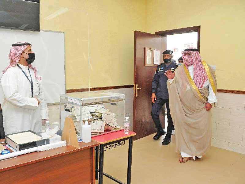 ثامر العلي خلال تفقده إحدى لجان الانتخابات أمس (تصوير عوض التعمري)