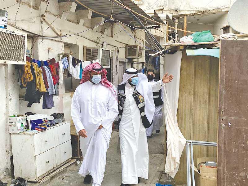  محافظ العاصمة الشيخ طلال الخالد خلال الجولة